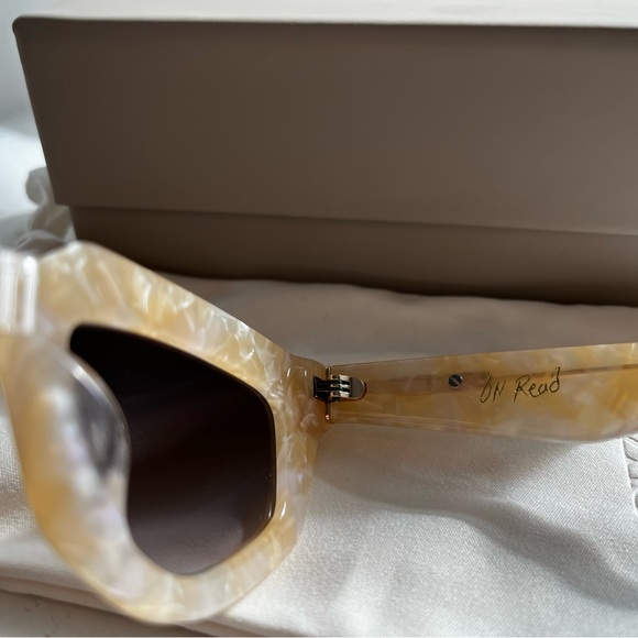 DEZI Sunglasses NWOT - Picture 4 of 5